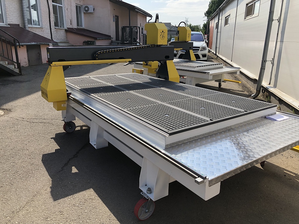 Фрезерный станок Frezertec 1325 Шпиндель 4,5 кВт.  Алюминиевый стол.  Макс.размер обработки 1300*2500 мм