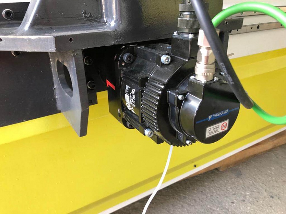 Фрезерный станок Frezertec 1740  4 осевой, Syntec (9 кВт)