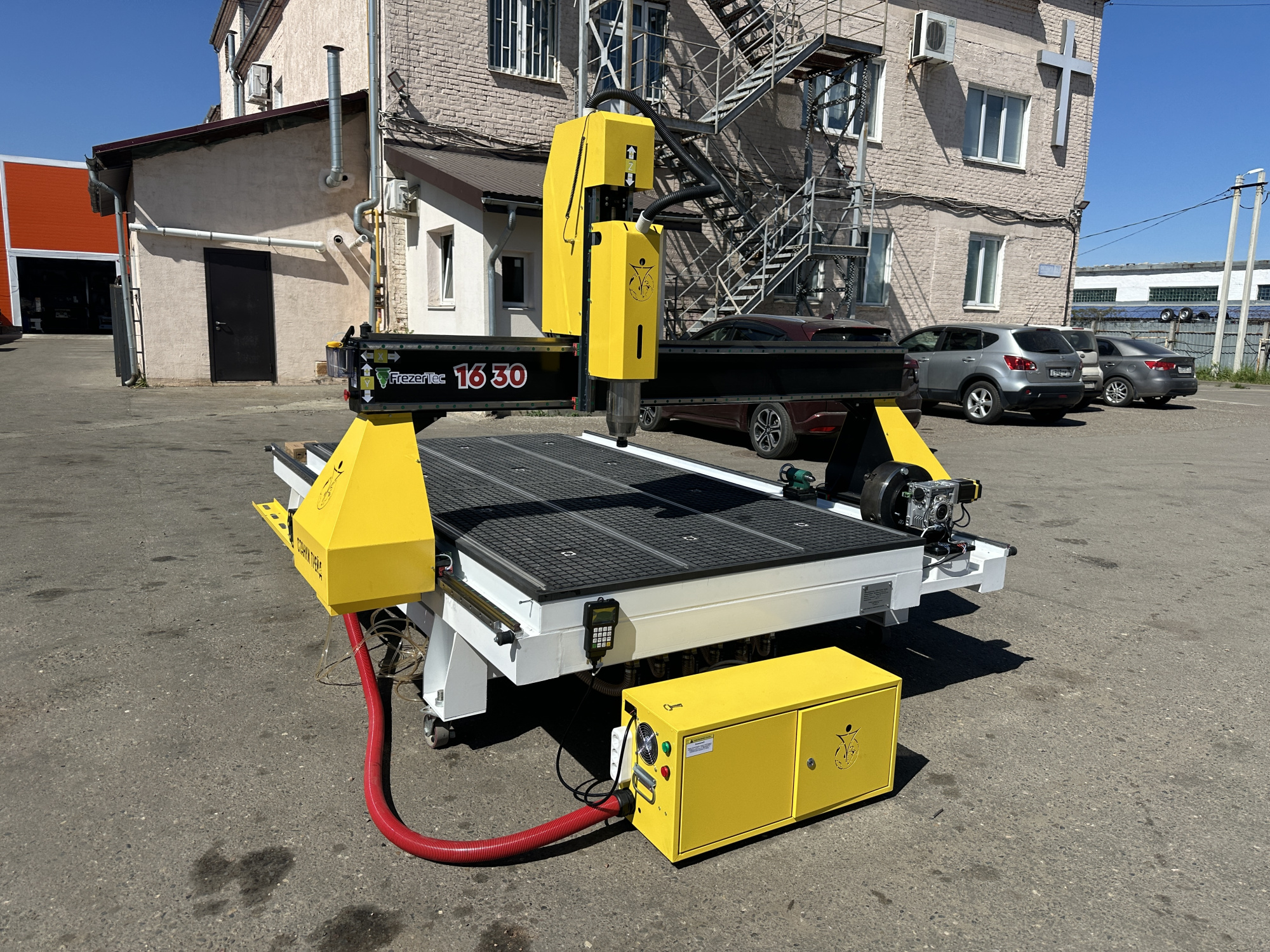 Фрезерный станок Frezertec 1630 с поворотной осью на рабочем столе для работы с балясинами. Макс.размер обработки 1600*3000 мм