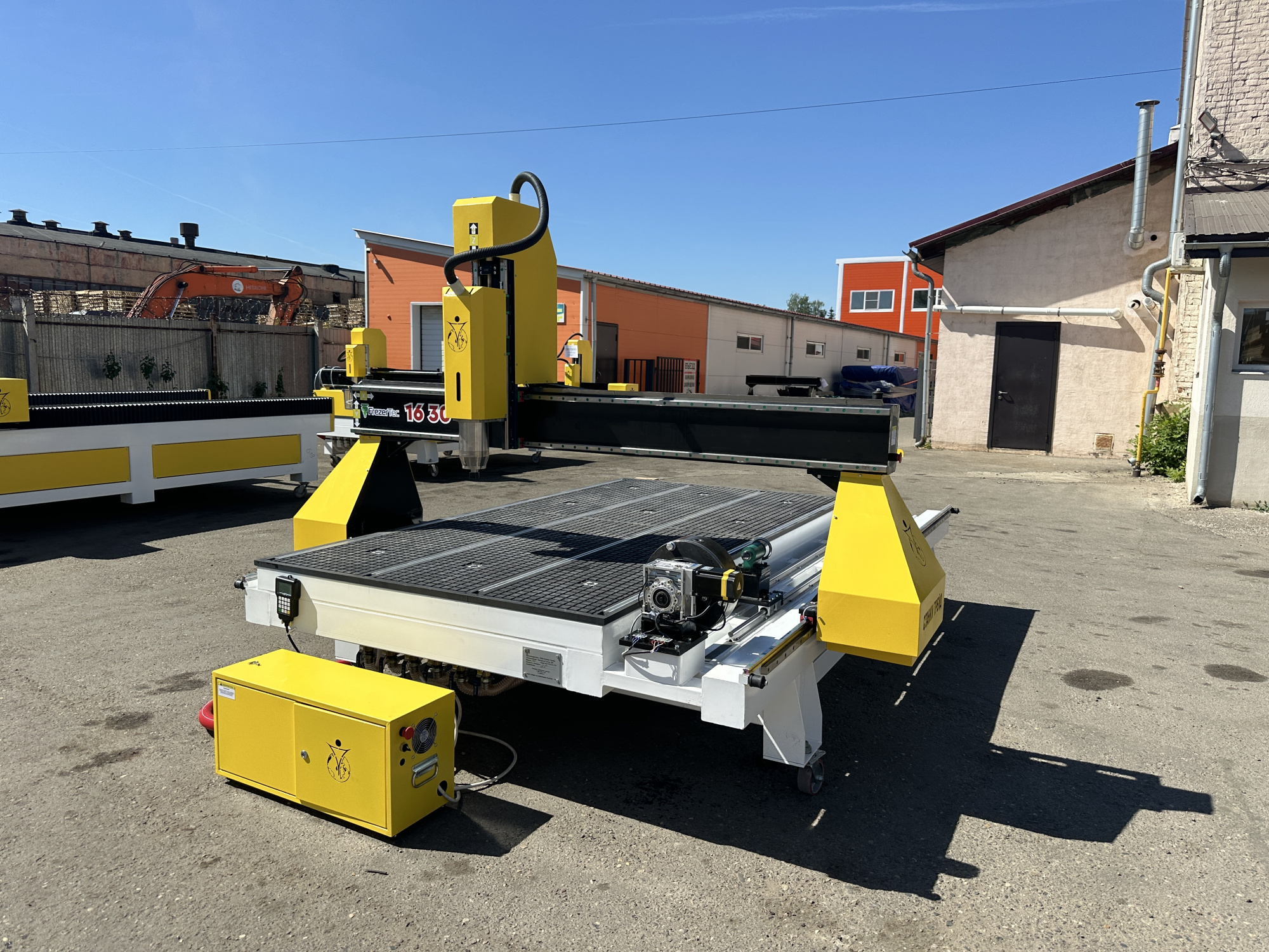 Фрезерный станок Frezertec 1630 с поворотной осью на рабочем столе для работы с балясинами. Макс.размер обработки 1600*3000 мм